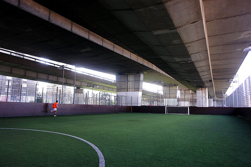  倫敦高速公路下的足球場